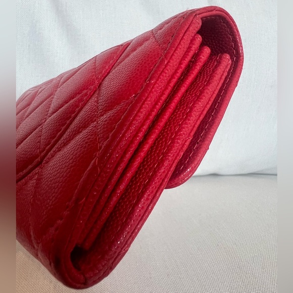 🛑 S O L D 🛑 Chanel Quilted Large Gusset Flap Wallet in Caviar Red (GIFTABLE) - Picture 3 of 9